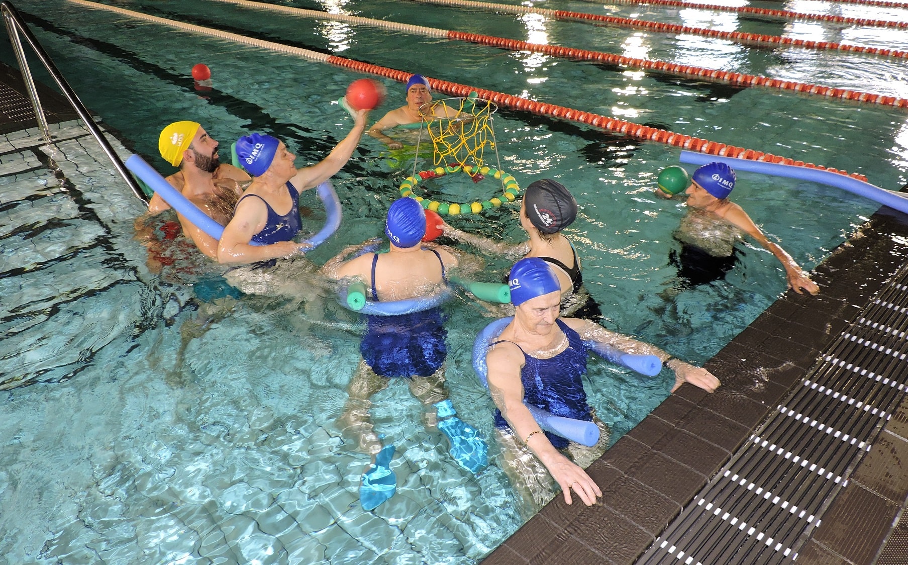 Personas mayores de Bilbao aprenden a nadar con 80 años